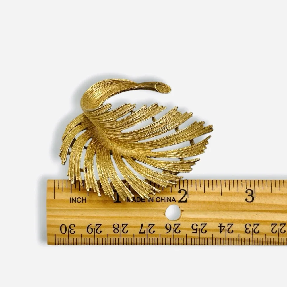 Vintage Lisner Brooch Pin Textured Gold Tone Leaf Feather Signed 2.5